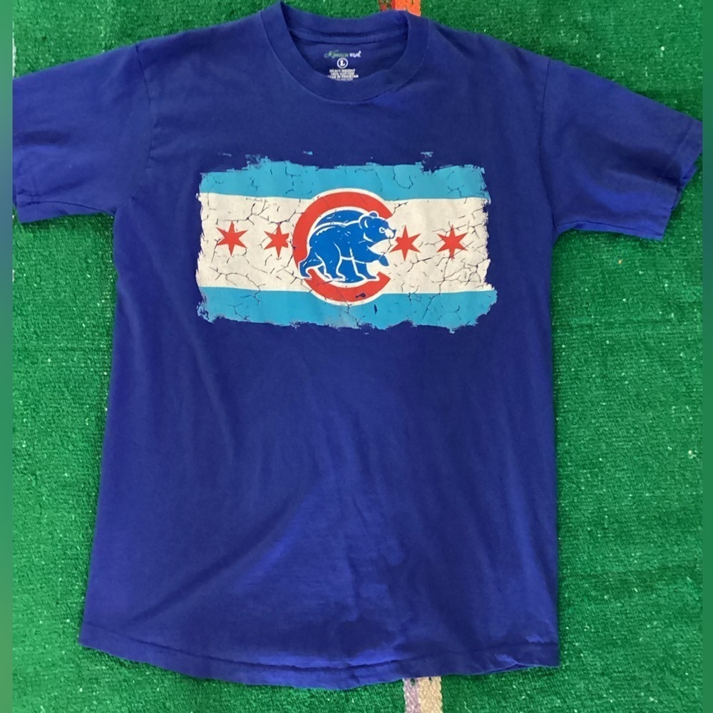 Chicago Cubs Blue Graphic T-Shirt- Konain wear-SZ L
Pit to pit 19”
Length 28”
J1